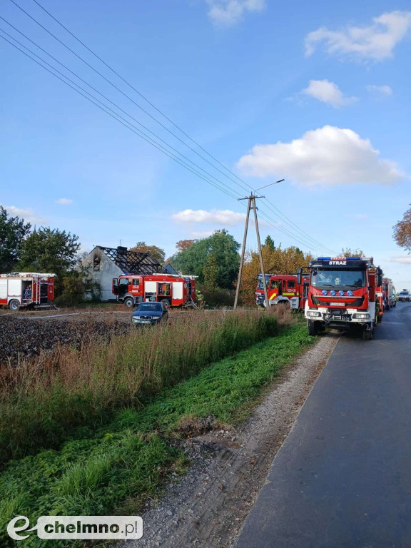 Aż 10 zastępów straży pożarnej gasiło pożar budynku w Bągarcie
