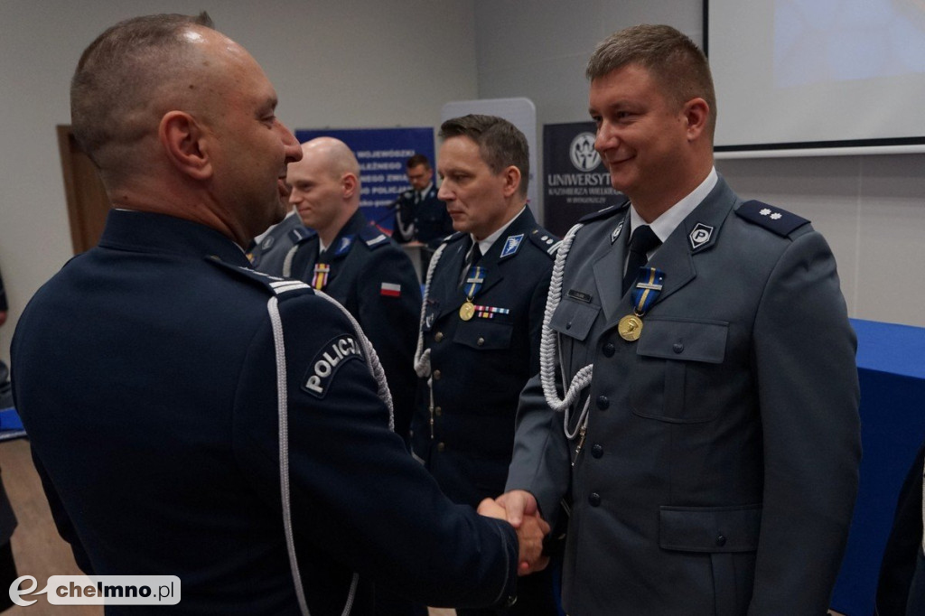 Policjanci z Chełmna otrzymali „Kryształowe Serca” za uratowanie życia kobiety