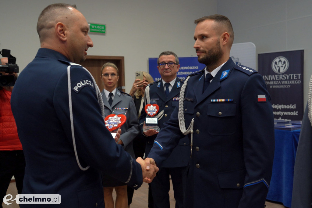 Policjanci z Chełmna otrzymali „Kryształowe Serca” za uratowanie życia kobiety