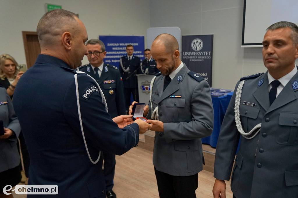 Policjanci z Chełmna otrzymali „Kryształowe Serca” za uratowanie życia kobiety