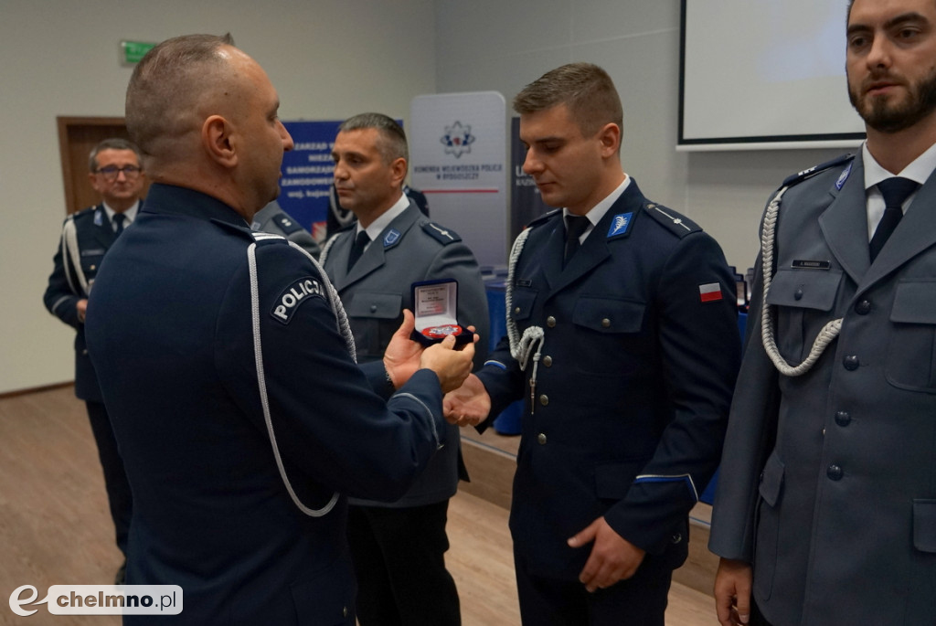 Policjanci z Chełmna otrzymali „Kryształowe Serca” za uratowanie życia kobiety