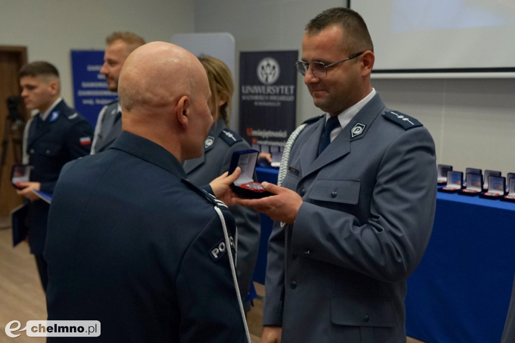 Policjanci z Chełmna otrzymali „Kryształowe Serca” za uratowanie życia kobiety