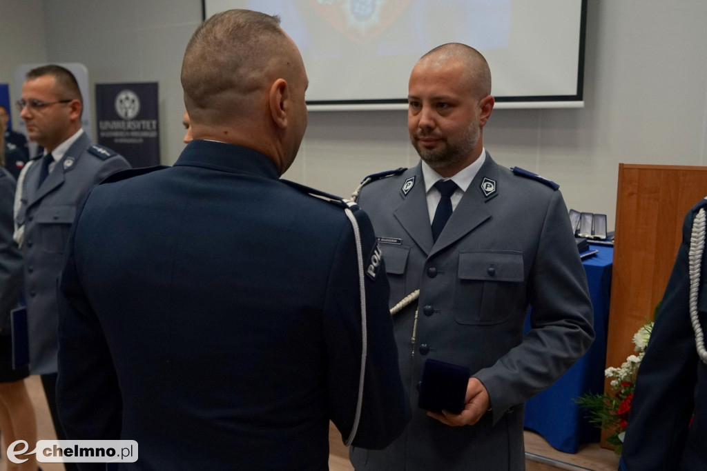 Policjanci z Chełmna otrzymali „Kryształowe Serca” za uratowanie życia kobiety