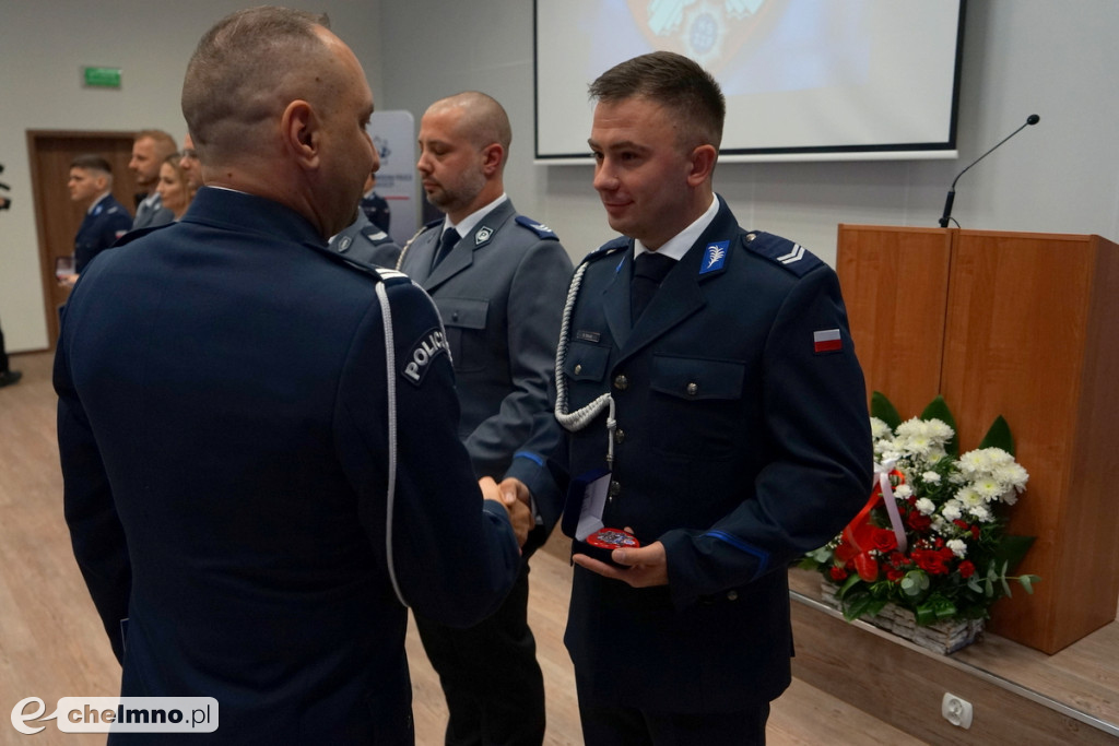 Policjanci z Chełmna otrzymali „Kryształowe Serca” za uratowanie życia kobiety