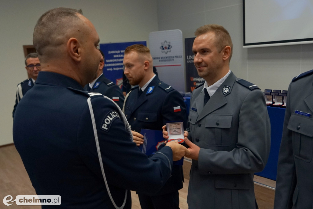 Policjanci z Chełmna otrzymali „Kryształowe Serca” za uratowanie życia kobiety