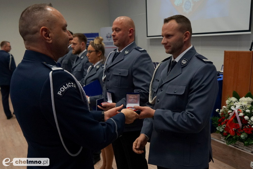 Policjanci z Chełmna otrzymali „Kryształowe Serca” za uratowanie życia kobiety