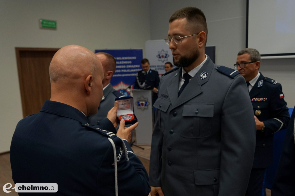 Policjanci z Chełmna otrzymali „Kryształowe Serca” za uratowanie życia kobiety