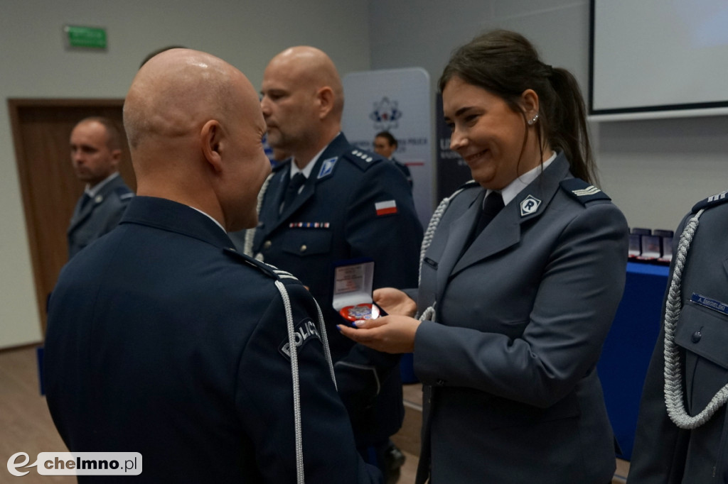 Policjanci z Chełmna otrzymali „Kryształowe Serca” za uratowanie życia kobiety