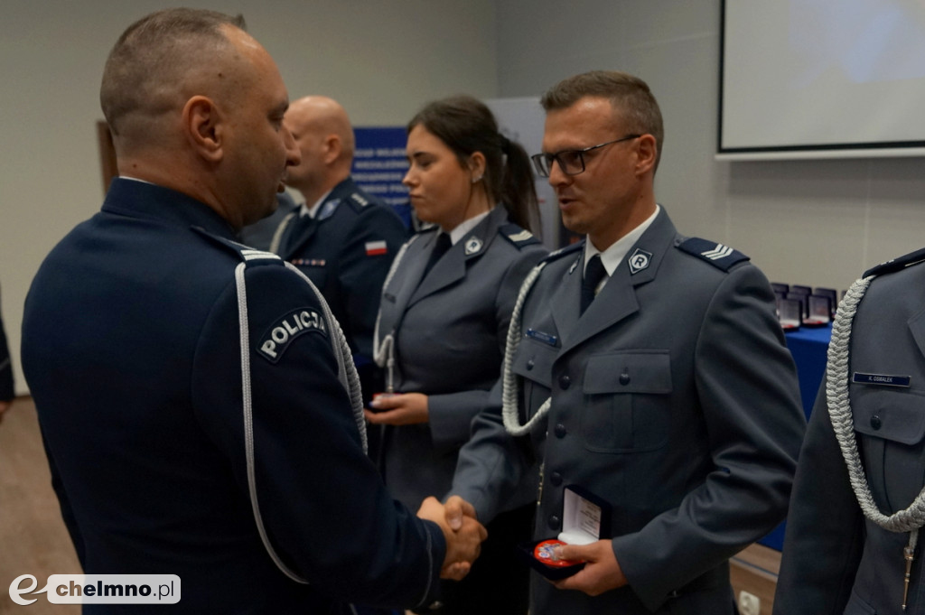 Policjanci z Chełmna otrzymali „Kryształowe Serca” za uratowanie życia kobiety