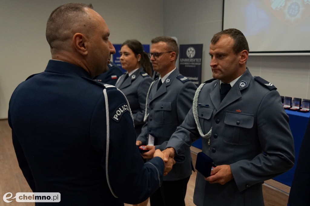 Policjanci z Chełmna otrzymali „Kryształowe Serca” za uratowanie życia kobiety