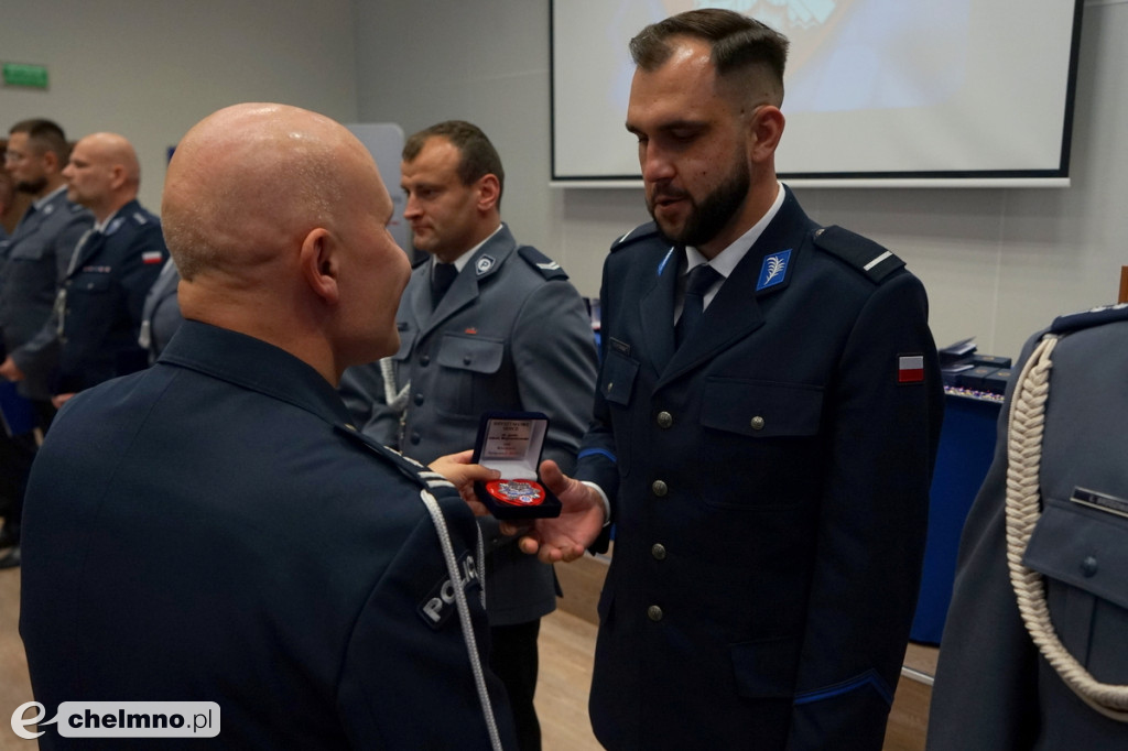 Policjanci z Chełmna otrzymali „Kryształowe Serca” za uratowanie życia kobiety