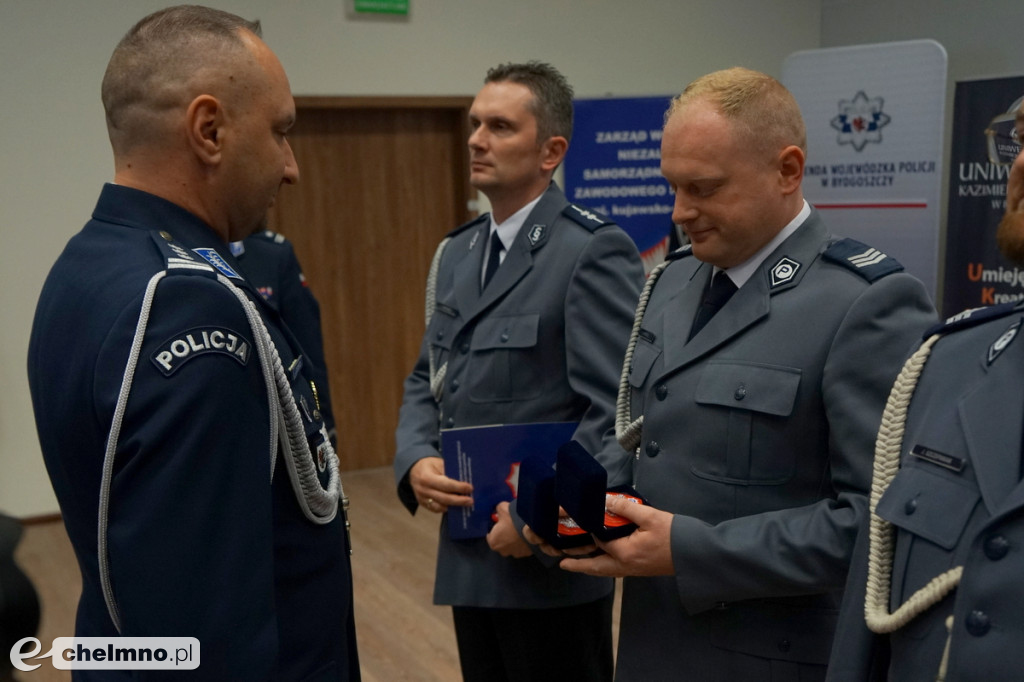 Policjanci z Chełmna otrzymali „Kryształowe Serca” za uratowanie życia kobiety