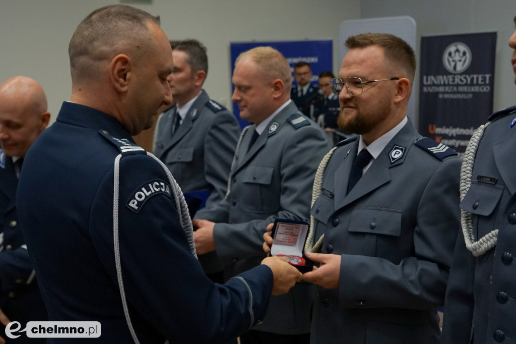 Policjanci z Chełmna otrzymali „Kryształowe Serca” za uratowanie życia kobiety