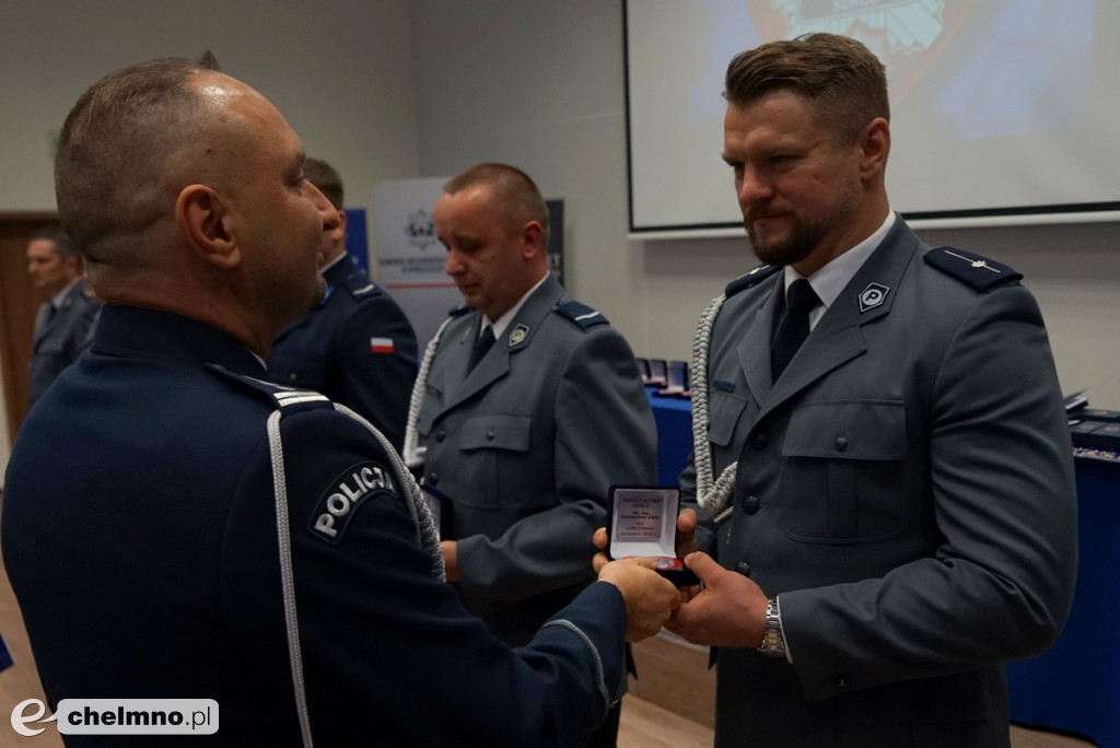 Policjanci z Chełmna otrzymali „Kryształowe Serca” za uratowanie życia kobiety