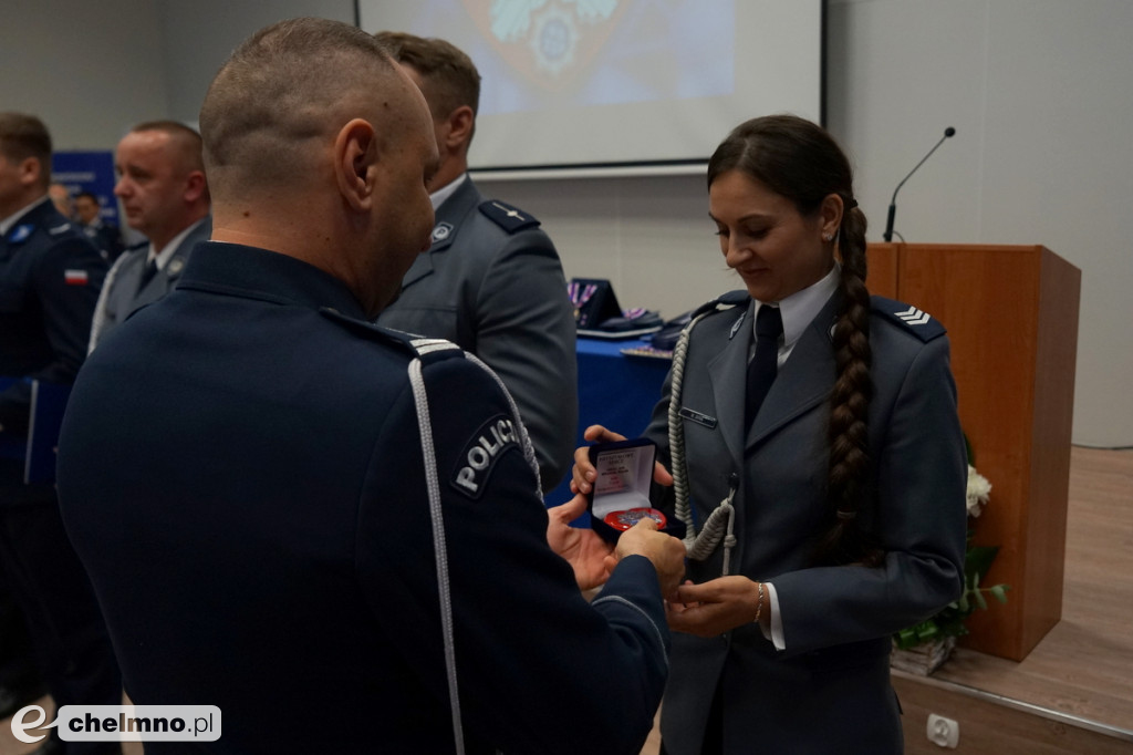 Policjanci z Chełmna otrzymali „Kryształowe Serca” za uratowanie życia kobiety