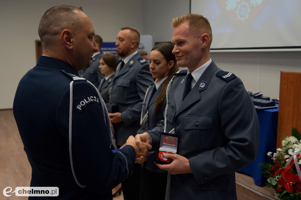 Policjanci z Chełmna otrzymali „Kryształowe Serca” za uratowanie życia kobiety