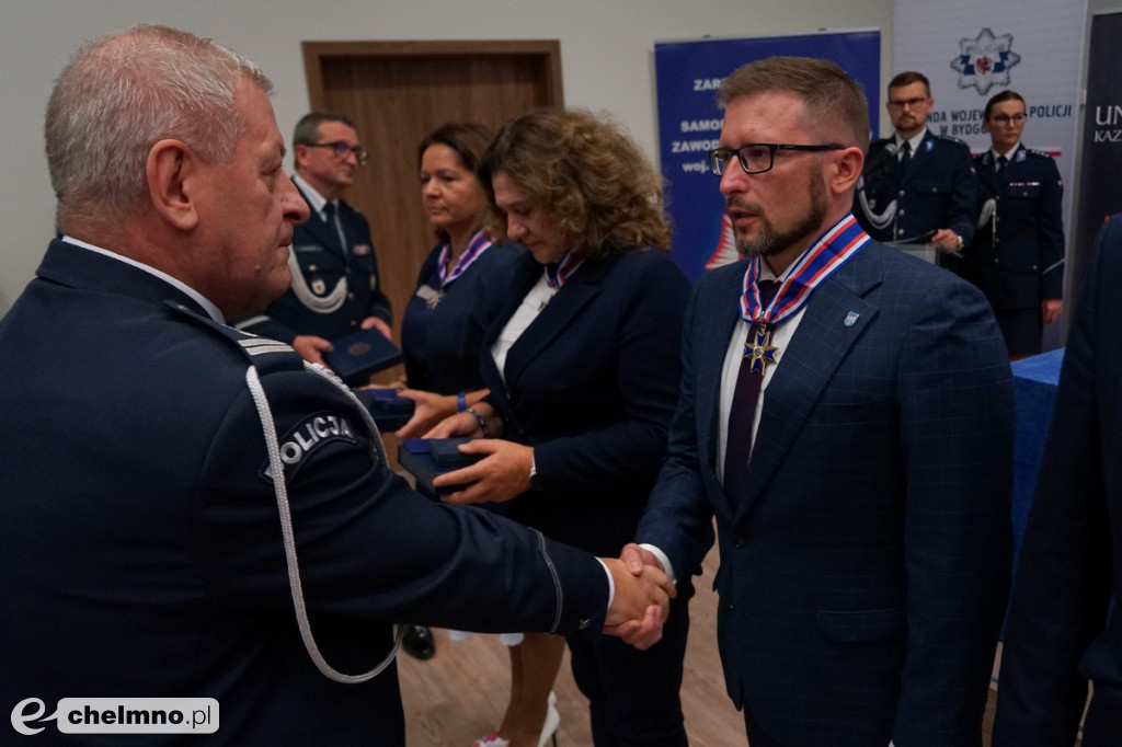 Policjanci z Chełmna otrzymali „Kryształowe Serca” za uratowanie życia kobiety