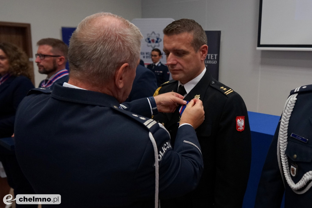 Policjanci z Chełmna otrzymali „Kryształowe Serca” za uratowanie życia kobiety