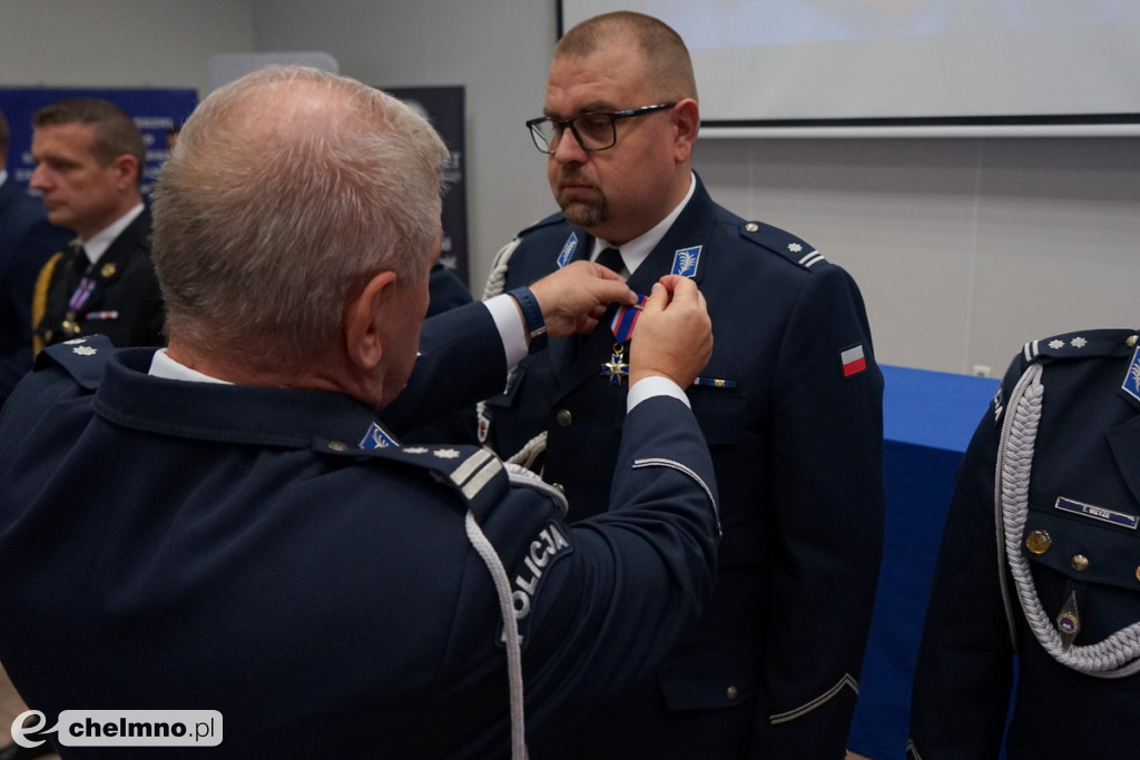 Policjanci z Chełmna otrzymali „Kryształowe Serca” za uratowanie życia kobiety