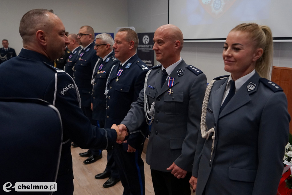 Policjanci z Chełmna otrzymali „Kryształowe Serca” za uratowanie życia kobiety