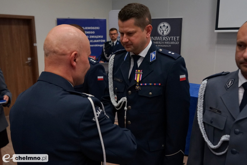 Policjanci z Chełmna otrzymali „Kryształowe Serca” za uratowanie życia kobiety