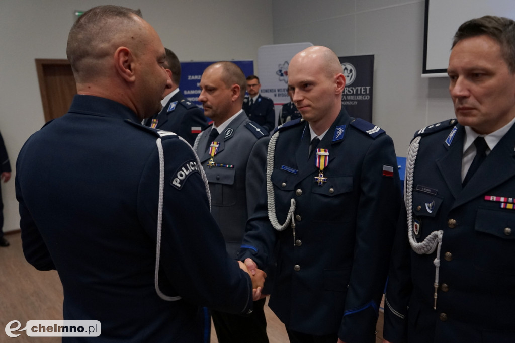 Policjanci z Chełmna otrzymali „Kryształowe Serca” za uratowanie życia kobiety