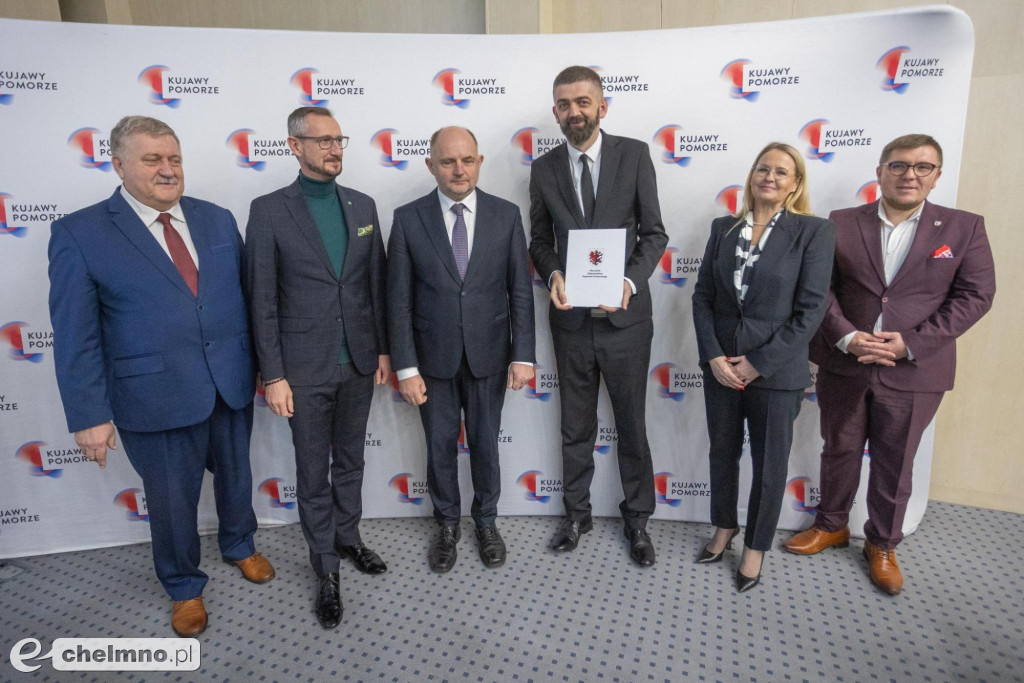 Umowy na wsparcie społeczne, inwestycje gmin, biznes, środowisko