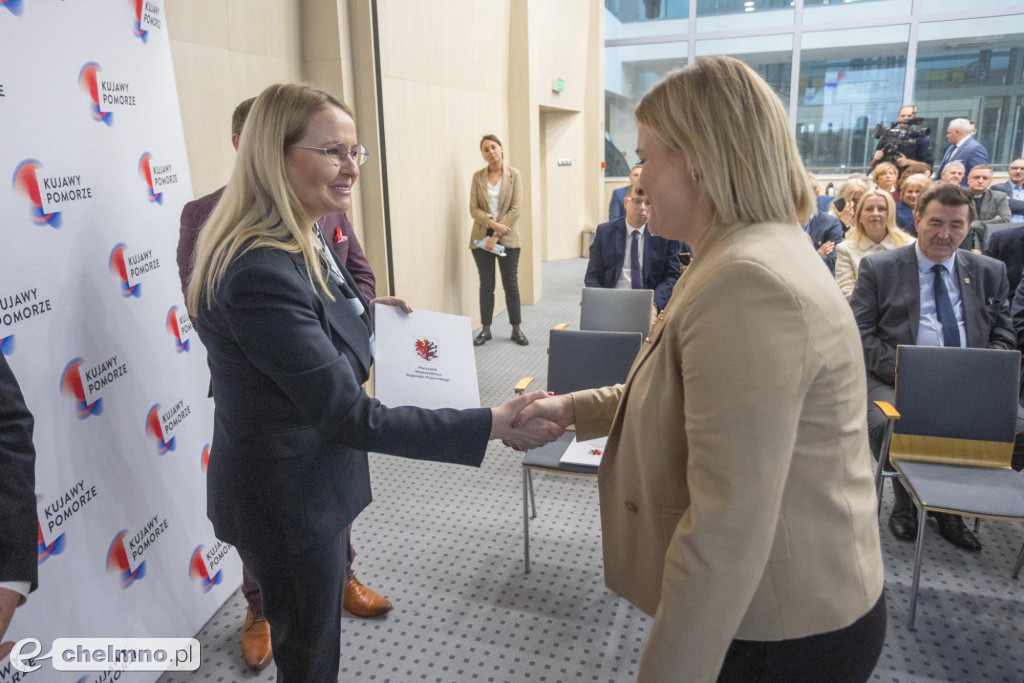 Umowy na wsparcie społeczne, inwestycje gmin, biznes, środowisko