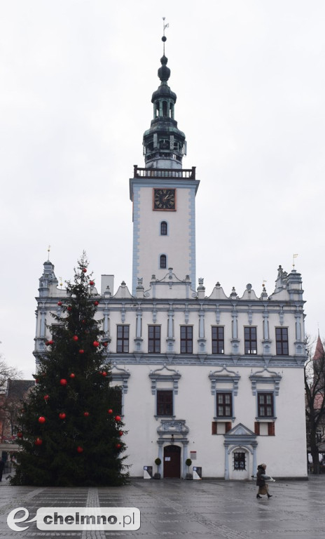 Już jest! Chełmińska wielka choinka zamontowana na Rynku