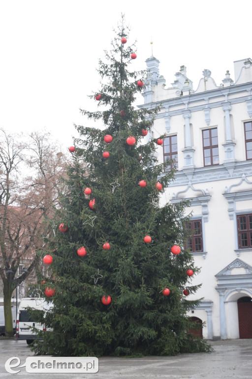 Już jest! Chełmińska wielka choinka zamontowana na Rynku