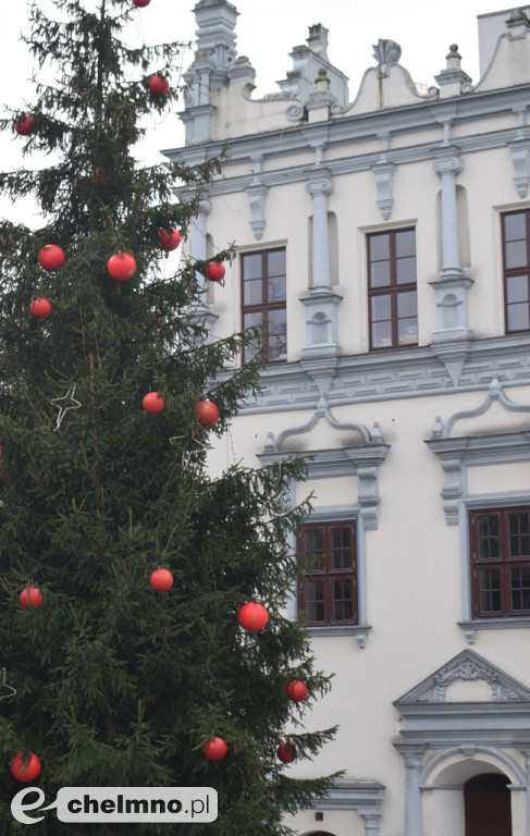 Już jest! Chełmińska wielka choinka zamontowana na Rynku