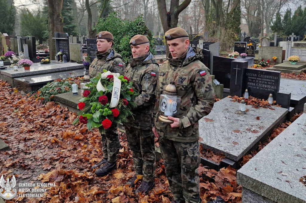Oddali hołd bohaterom - podróż podoficerów CSWOT