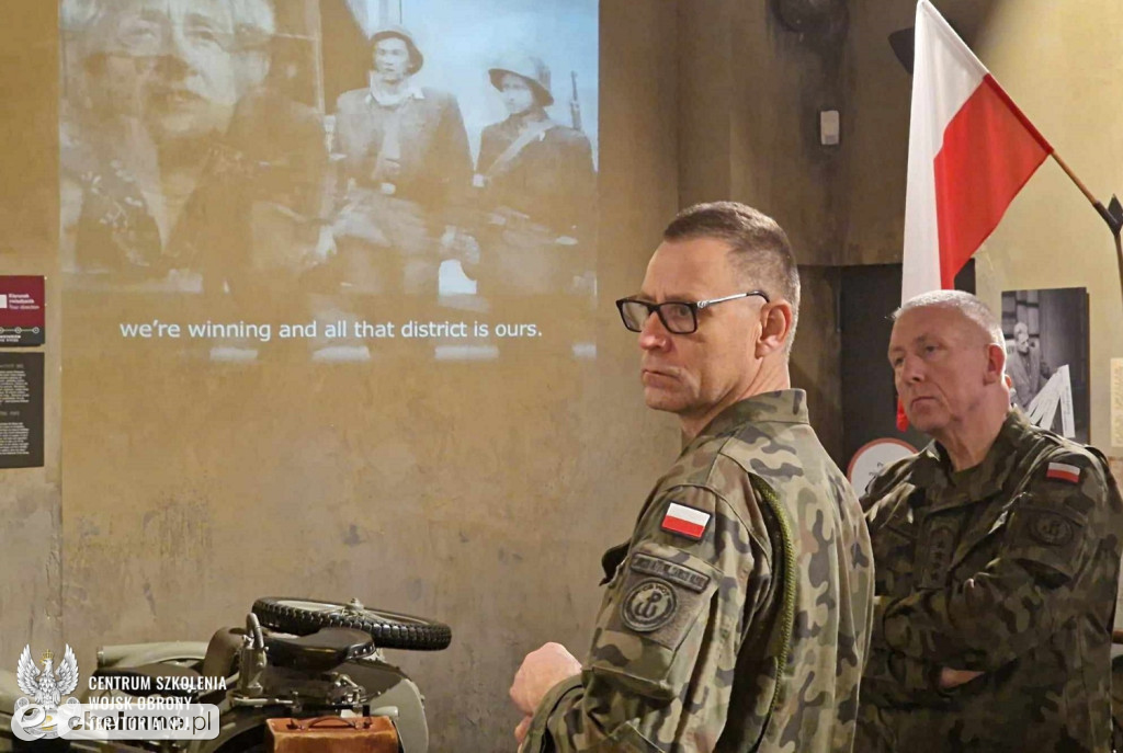 Oddali hołd bohaterom - podróż podoficerów CSWOT