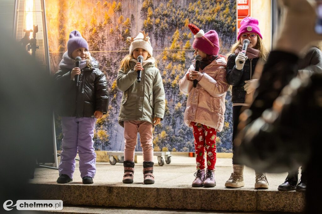 Świąteczne warsztaty i kolędowanie przed Urzędem Marszałkowskim