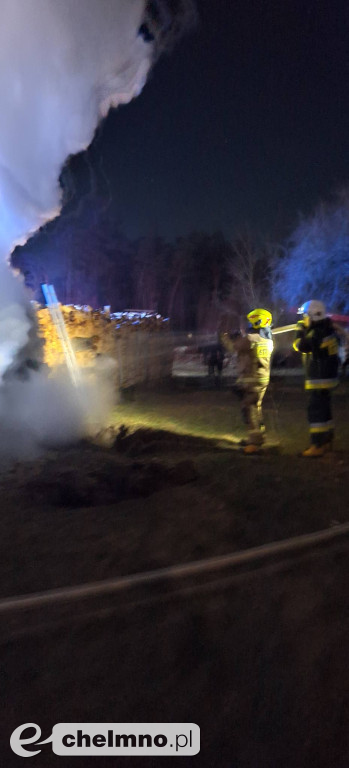 Pożar sterty drewna na prywatnej posesji w Brukach Unisławskich