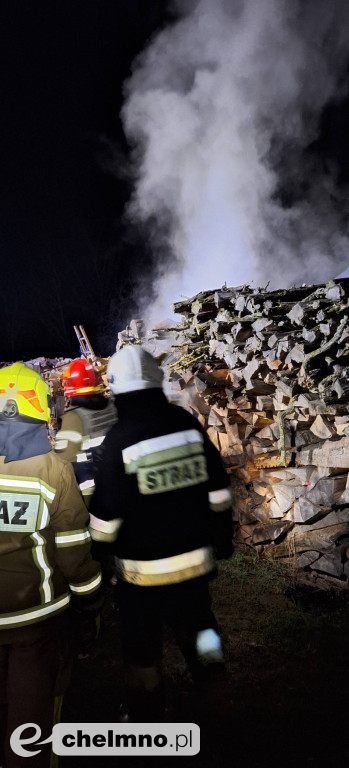 Pożar sterty drewna na prywatnej posesji w Brukach Unisławskich