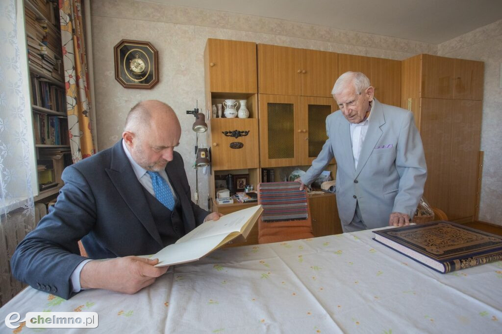Setka z historią w tle