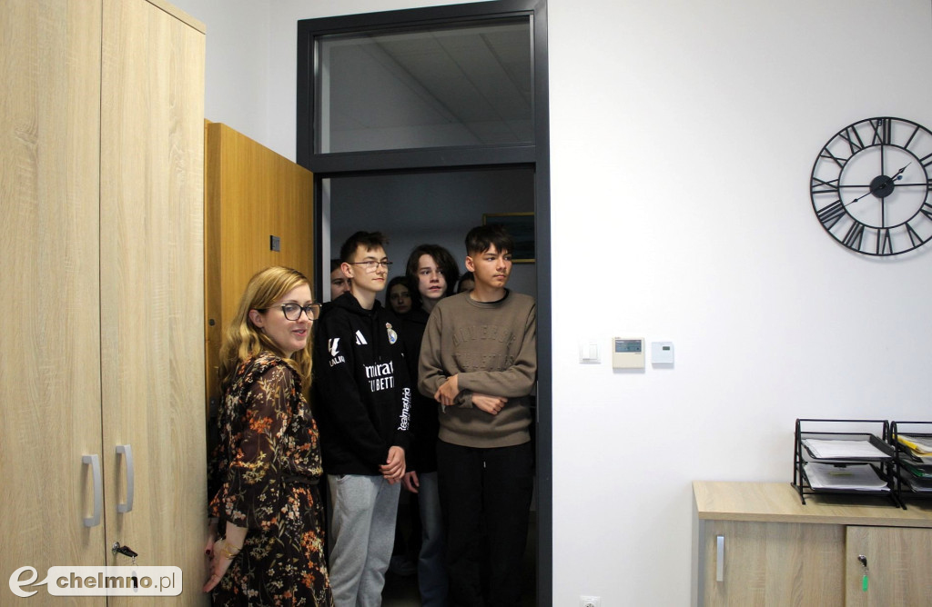 Uczniowie szkoły w Brzozowie na lekcji w Starostwie