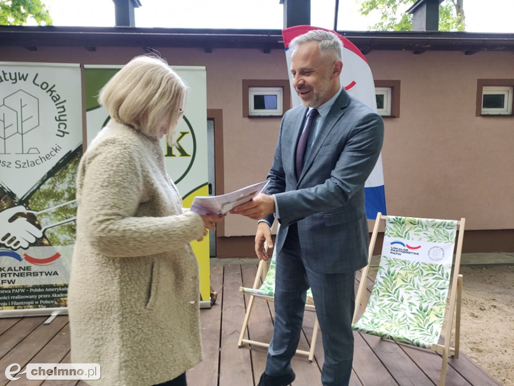 Podpisanie umów na realizację inicjatyw lokalnych