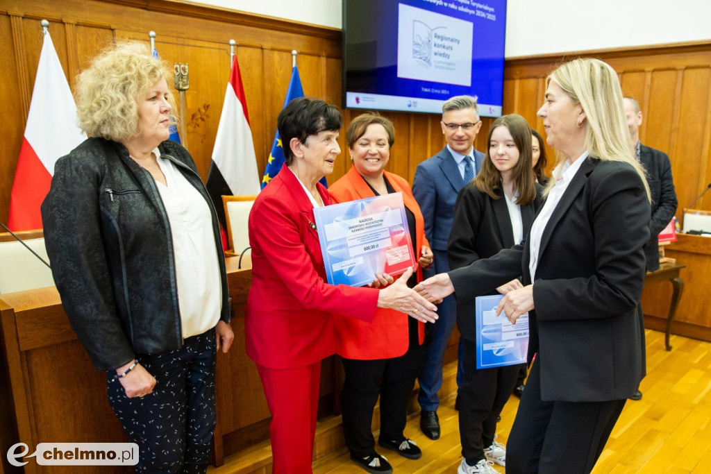 Uczniowie podstawówek nagrodzeni za wiedzę o samorządzie