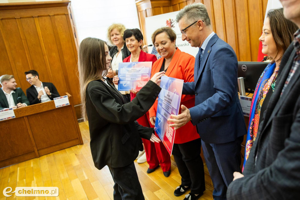 Uczniowie podstawówek nagrodzeni za wiedzę o samorządzie