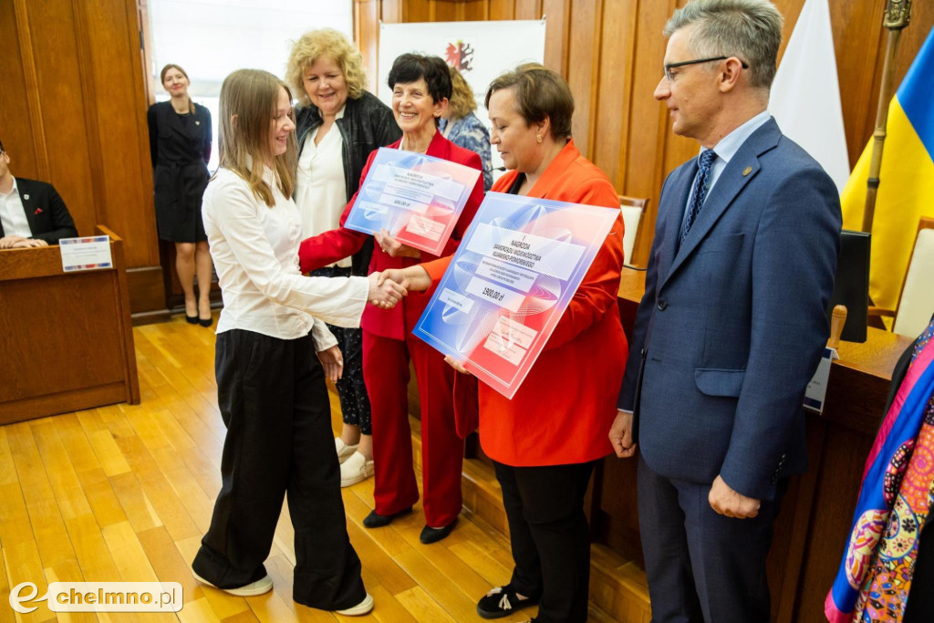 Uczniowie podstawówek nagrodzeni za wiedzę o samorządzie