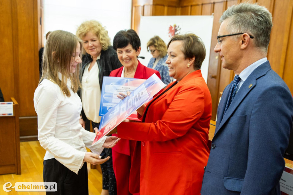 Uczniowie podstawówek nagrodzeni za wiedzę o samorządzie