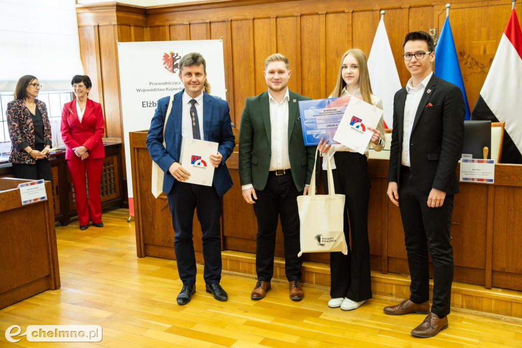 Uczniowie podstawówek nagrodzeni za wiedzę o samorządzie