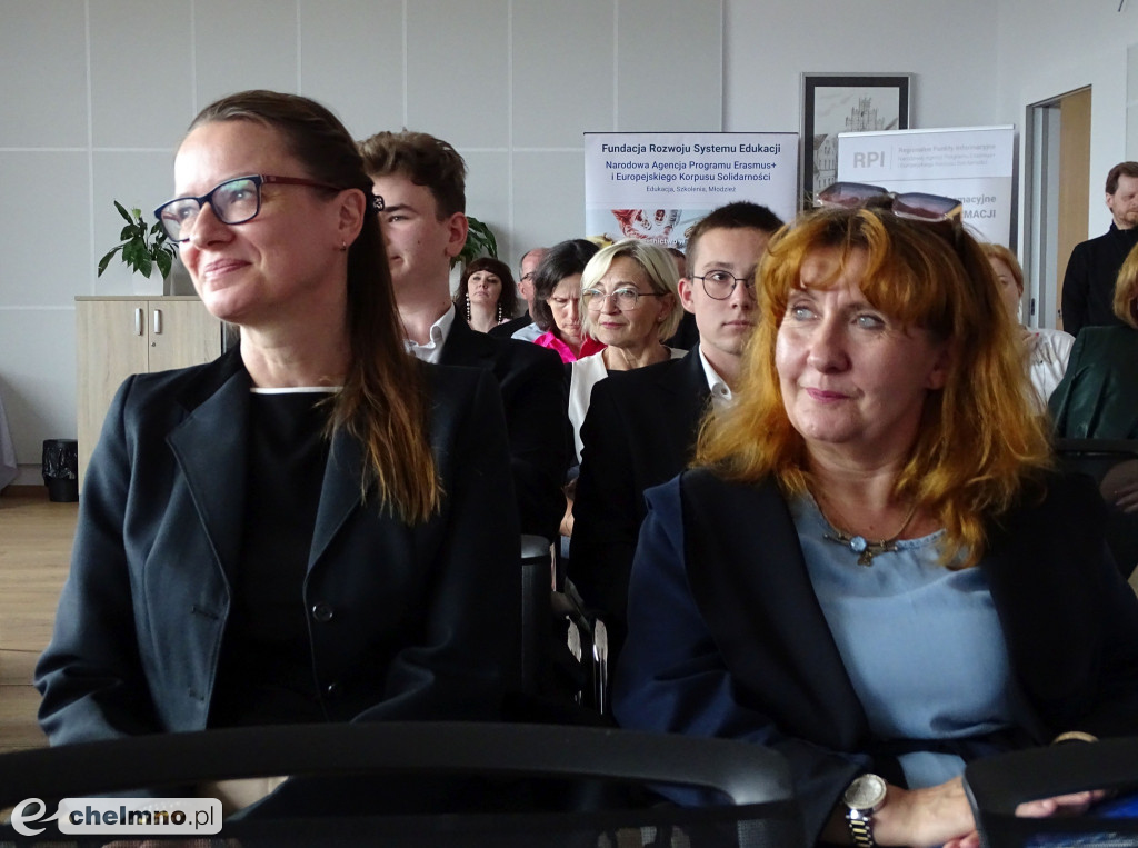 Samorządowcy, dyrektorzy szkół i nauczyciele poznawali zalety Erasmusa