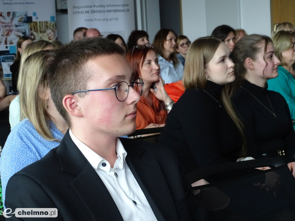 Samorządowcy, dyrektorzy szkół i nauczyciele poznawali zalety Erasmusa