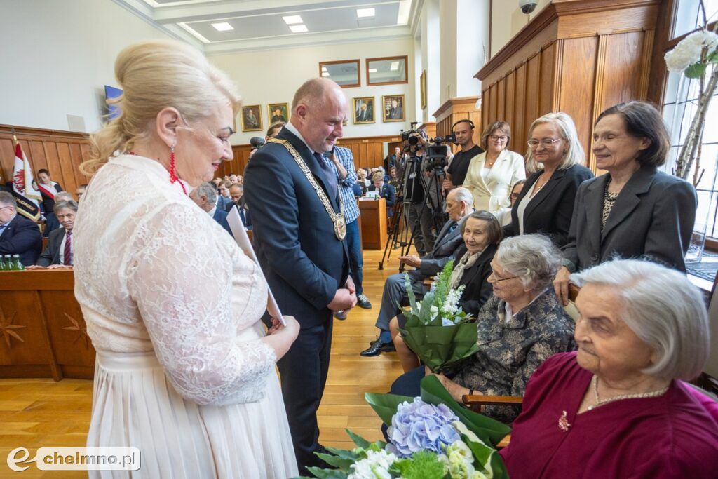 Pierwsi stuletni mieszkańcy z „bransoletkami życia”