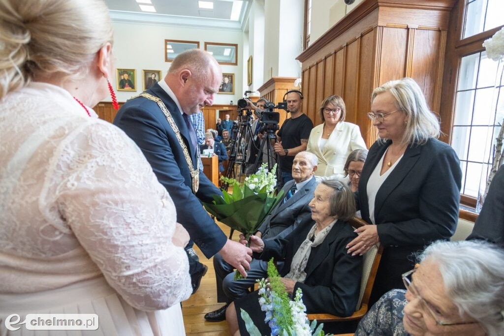 Pierwsi stuletni mieszkańcy z „bransoletkami życia”
