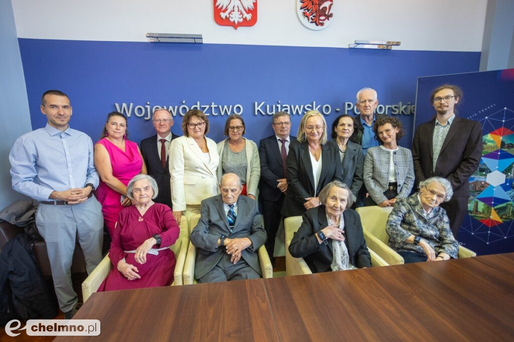 Pierwsi stuletni mieszkańcy z „bransoletkami życia”