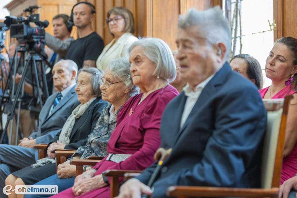 Pierwsi stuletni mieszkańcy z „bransoletkami życia”